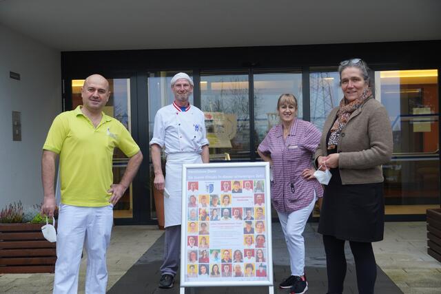 Besim Haxhijaj, Walter Lenz, Nena Lugonic und Gabriella Gehmacher-Leitner mit dem Plakat. | Foto: Gertraud Kleemayr