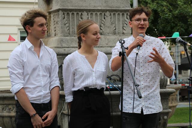 Fabian, Elena und Julian (v.l.) gewannen neben dem Josefstädter Klimaschutzpreis auch den "Frame your Mission"-Wettbewerb. | Foto: BV 8