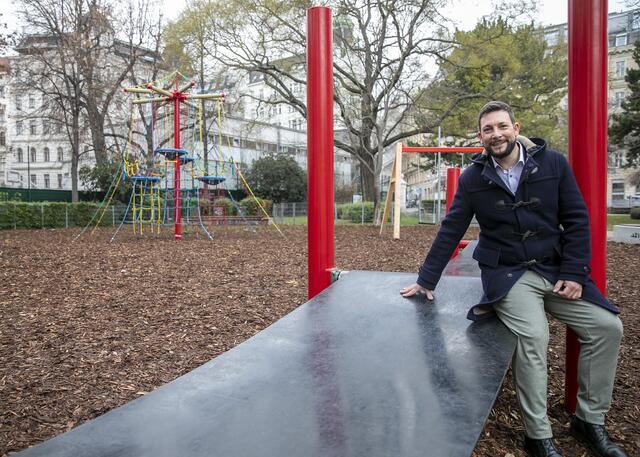 Bezirksvorsteher Markus Rumelhart (SPÖ) im neu gestalteten Esterhazypark.