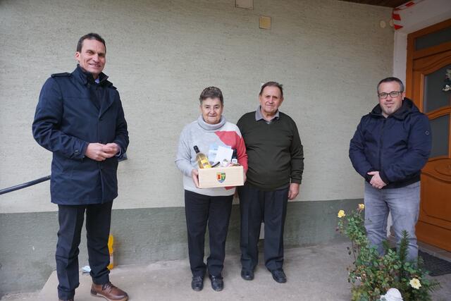 BGM Josef Kerbl, Theresia und Oskar Moravec, OV Thomas Zechmeister | Foto: Gemeinde Fallbach