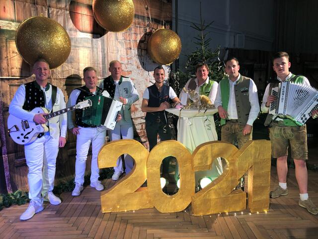 Die Steirerkanonen luden auch die Edlseer zur "Kanonen Silvesterparty" ein. | Foto: Hofmüller (100x)