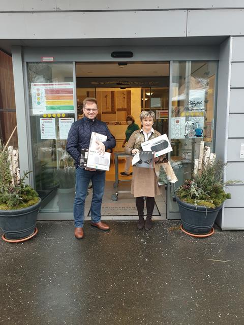 Gemeinderat Gottfried Hubmann und Bürgermeisterin Anita Weinkogl übergeben zwei Audiogeräte an das Volkshilfe-Seniorenzentrum St. Peter-Freienstein. | Foto: KK