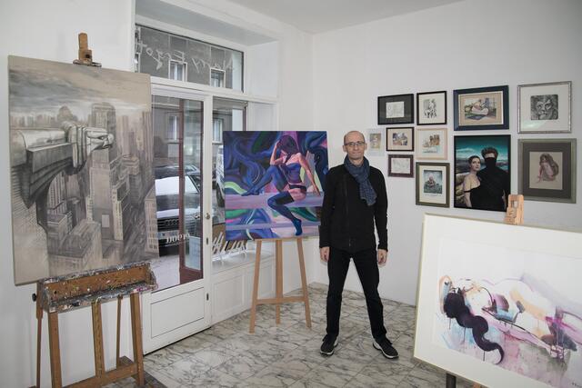 Der österreichische Maler Harry Ergott in seiner Galerie. | Foto: Ergott