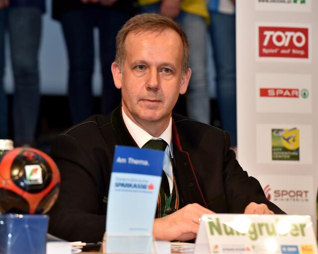 Verbandsdirektor Nußgruber erklärt den Terminplan.
