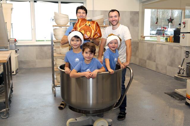 Glück können 2021 wohl alle  gut gebrauchen: Daher haben die beiden Jungunternehmer Oliver Raferzeder und Stefan Faschinger mit ihren Söhnen bzw. Neffen Jakob, Philipp und Julian für den Fototermin extra ein großes Schwein aus Briocheteig fabriziert. | Foto: Eckhart Herbe