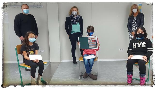 Prof. Christoph Heugl, Gertrude Bürbaum (Marketing Raiffeisen Regionalbank Gänserndorf) und Dir. Eva Zillinger des Konrad Lorenz Gymnasiums und die Schüler. | Foto: Raika