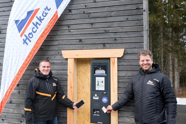Kontaktloses Beziehen der Online-Tickets: Rainer Rohregger und Andreas Buder vor dem neuen Pick-Up-Automaten am Hochkar.
