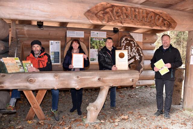 Themenpark Holzwelten Pabneukirchen: Johann Buchberger, Bürgermeisterin Barbara Payreder, Josef Lumetsberger, Karl Holzqweber nach der Vertragsunterzeichnung.