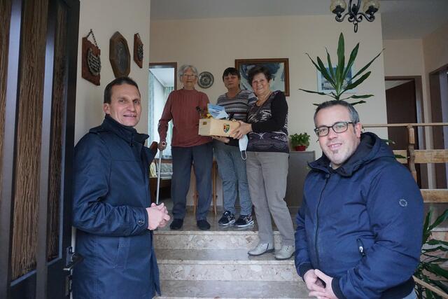 BGM Josef Kerbl, Magdalena Veigl mit der Pflegerin, Tochter Maria Sterovsky, OV Thomas Zechmeister
  | Foto: Gemeinde Fallbach