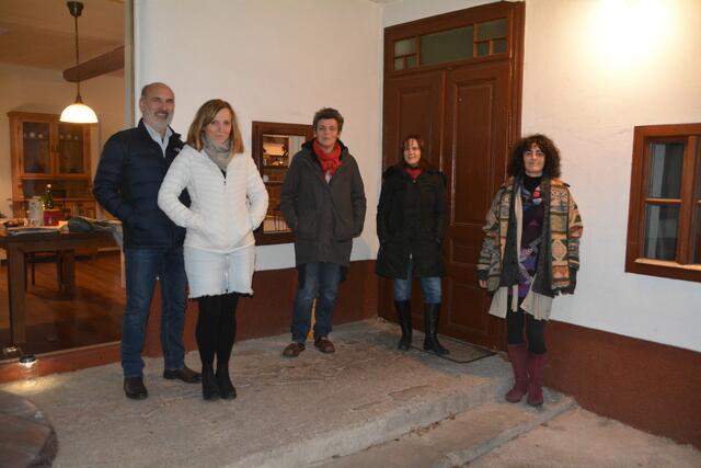 Josef und Theresia Rapp, Renate Frank, Ulrike Kusztrich-Wolf und Pia Koch freuen sich auf die neue "Verwendung" des Schlossahauses.  | Foto: Charlotte Titz
