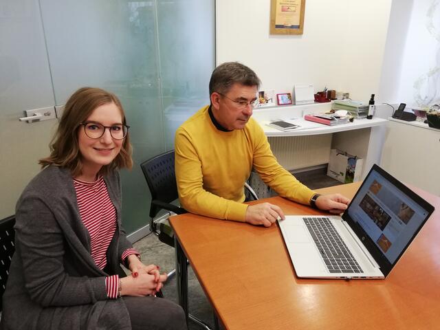 Digitale Hilfe: Tamara Schober und Franz Fartek surfen auf der neuen Website www.jugend.vulkanland.at. Die Plattform bündelt wichtige Informationen aus dem Jugendbereich. | Foto: Regionalmanagement Südoststeiermark