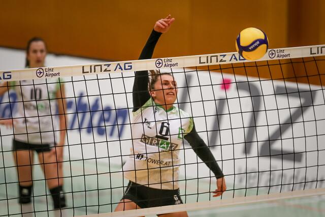 Lachen von der Tabellenspitze: Eva Dumphart und Co. | Foto: GEPA