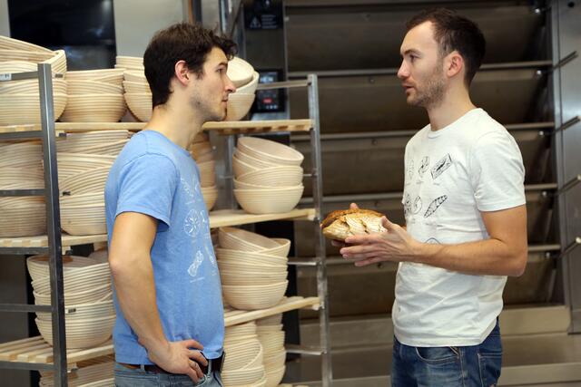 Fleißige Tüftler: mit vielen "Brototypen" probieren Oliver Raferzeder und Stefan Faschinger immer wieder neue Teig- und Gewürzmischungen für ihr Bio-Brot aus. | Foto: Eckhart Herbe