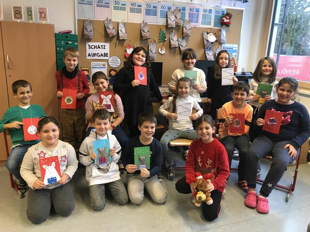 Die Schülerinnen und Schüler der Volksschule Wilhelm-Kreß-Platz bastelten Weihnachtskarten für Senioren. | Foto: KWP