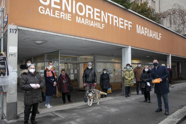 Auch wenn Senioren nicht im SeniorenTreff feiern konnten - Outdoor wurden Präsente getauscht. | Foto: BV6