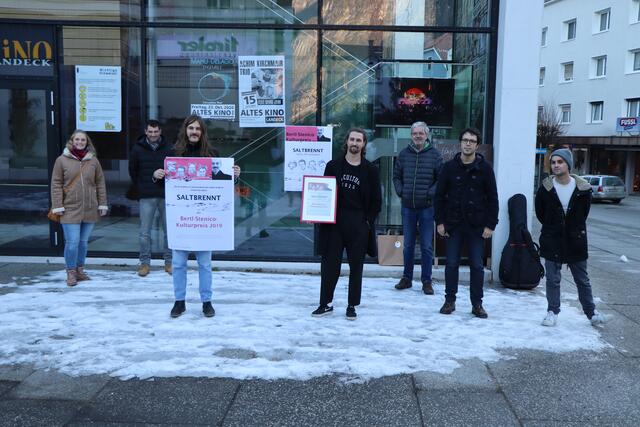 Bertl-Stenico-Kulturpreis 2019 für "Saltbrennt": Fabian Möltner, Christoph Kuntner, Christian Deimbacher und Jakob Köhle (vorne v.l.). GRin Simone Plangger, StR. Mathias Niederbacher und GR Manfred Jenewein gratulierten (hinten v.l.). | Foto: Othmar Kolp