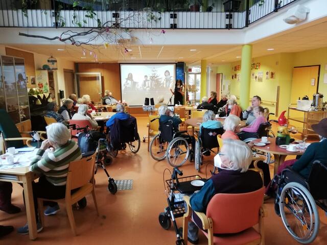 Gestern, am 4. Advent, gab es im Pflegewohnhaus in Fernitz am Hauptplatz für die Bewohnerinnen und Bewohner eine von Eveline Pfiszter sehr liebevolle gestaltete Adventfeier. 