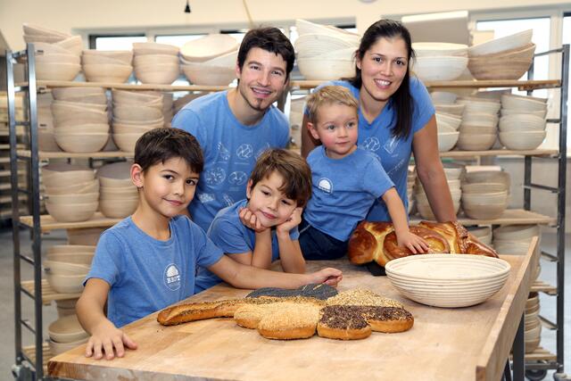 Auch Olivers Frau Judith arbeitet im Betrieb mit und sorgt gemeinsam mit ihrem Mann dafür, die drei Söhnen Jakob, Philipp und dem kleinen Julian frühzeitig für Brot zu begeistern. | Foto: Eckhart Herbe