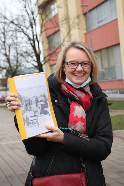 Ihre Traumschule präsentiert Schulleiterin Andrea Wagner hier noch in einem dicken Katalog. 2021 baut Kalsdorf eine neue Volksschule, dann erfüllt sich der lang gehegte Wunsch der Schuldirektorin. | Foto: Edith Ertl