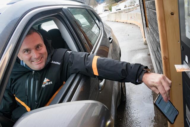 Vom Auto ins Skigebiet: Rainer Rohregger nimmt das Ticket aus dem Auto vom Pick-up-Automaten entgegen.