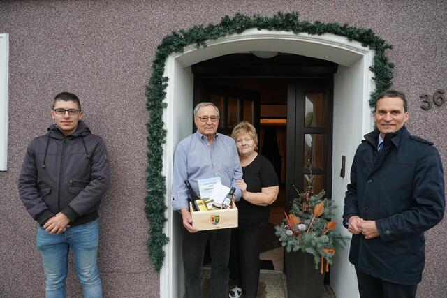 OV Siegfried Krückl, Otto und Gertraude Habitzl, BGM Josef Kerbl | Foto: Gemeinde Fallbach