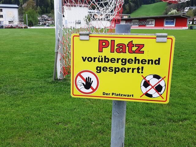 Dieser Satz sagt alles. Sportstätten geschlossen oder gesperrt. | Foto: Schwaighofer