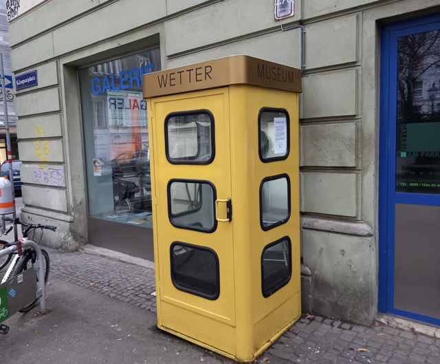 Das Schlechtwetter-Museum am Loquaiplatz erfreut sich bei Anrainern und Passanten größter Beliebtheit. | Foto: SWM