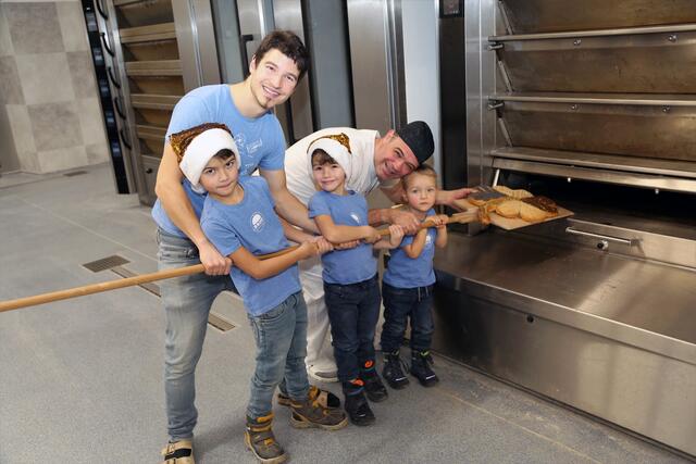 Zukunftsoptimismus im Bäcker - Familybusiness: Oliver Raferzeder hat mit Schwiegervater Stefan Faschinger senior und den talentierten Nachwuchskräften Jakob (7), Philipp(5) und Julian (2) einen Glückbringer für 2021 gebacken. | Foto: Eckhart Herbe