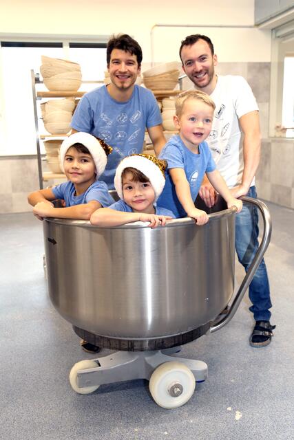 Papa Oliver und Onkel Stefan verstehen es, den Raferzederschen Nachwuchs Jakob, Philipp und Julian frühzeitig das Bäckerhandwerk schmackhaft zu machen. | Foto: Eckhart Herbe
