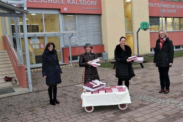 Katharina Meyer und Martina Perstling vom Elternverein (Bildmitte) übergaben für 20 Familien Geschenken an die Schulleiter Gertrud Hohenegger (li) und Andrea Wagner. | Foto: Edith Ertl