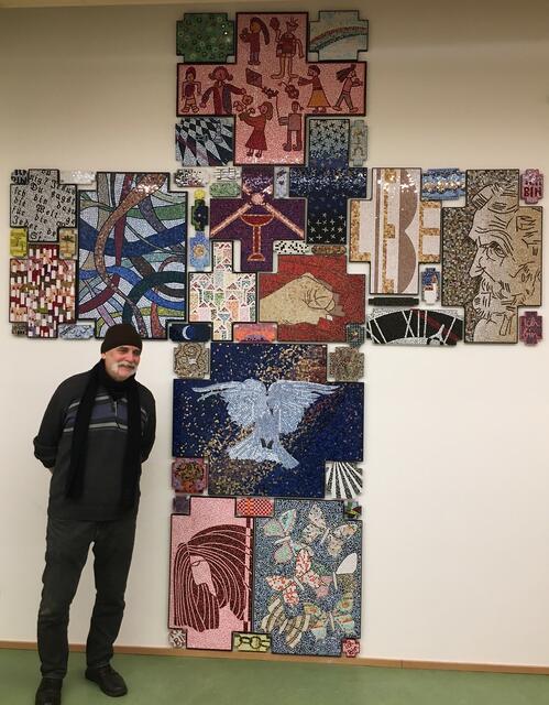 Das Mosaikkreuz des Künstlers Werner Loder hat nun im Kindergarten Tobelbad seine Heimat gefunden.