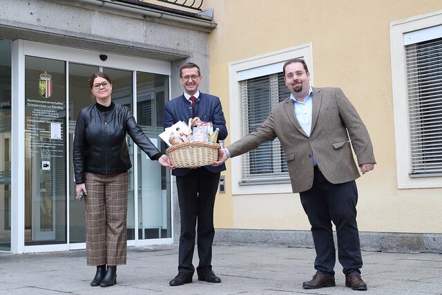 Wirtschafts-Landesrat Markus Achleitner überbrachte den beiden Leitern des Krisenstabs der Bezirkshauptmannschaft Grieskirchen und Eferding, Gabriele Doppelbauer und Stefan Göttfert, stellvertretend für das gesamte Team der BH einen Geschenkkorb mit oberösterreichischen Genussland-Produkten. V.l.: Gabriele Doppelbauer, Wirtschafts-Landesrat Markus Achleitner und Stefan Göttfert.
