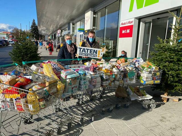50 Einkaufswägen voll mit unverderbliche Lebensmittel, Hygieneartikel usw. wurden von Ferdinand Raungger und Co. im Bezirk Spittal als Spende gesammelt.  | Foto: Raunegger
