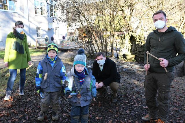 Emilio und Simon waren die ersten, die die Forscherwesten anprobieren durften. Kindergartenleiterin Maria Seibt, Emilio, Simon, Bürgermeister Werner Krammer und Naturparl Abbstal-Projektleiter Georg Brenn (v.l.) | Foto: Magistrat