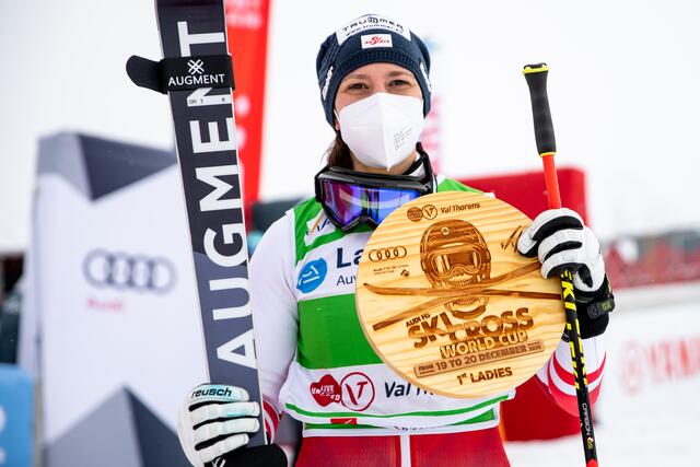 Katrin Ofner mit ihrer Trophäe. | Foto: GEPA pictures