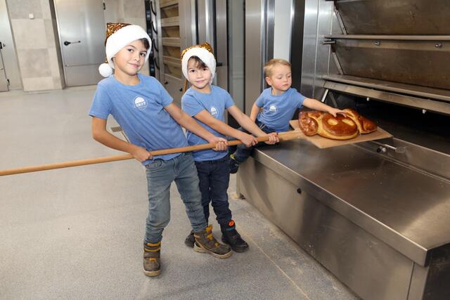 Schwein gehabt: Jakob, Philipp und Julian sind Papas und Onkels größte Fans und erproben ihr Bäckertalent mit einem Brioche-Glücksbringer, den der Jüngste des Trios gerade kritisch beäugt. | Foto: Eckhart Herbe