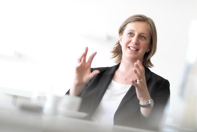 Präsentiert neues Fördermodell für digitale Wirtschaftsmessen und Leistungsschauen: Barbara Eibinger-Miedl.