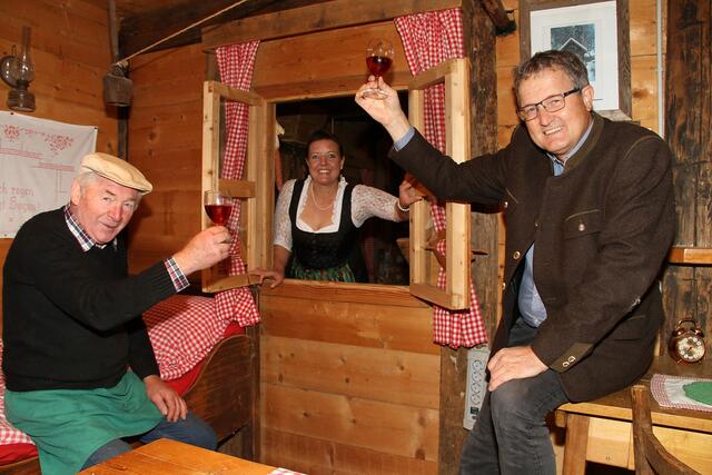 Mit der Strutz-Mühle hat Peter Fürbass (l.) wahrlich einen großen Schatz gehoben. Nora Ruhri und Ortschef Josef Waltl sind überzeugt, dass sich der regionale Tourismus dadurch in Zukunft weit aus dem Fenster lehnen kann. | Foto: Josef Fürbass