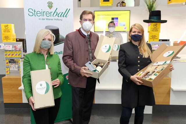 Edith Müller, Obmann-Stellvertreterin des Vereins der Steirer in Wien, Andreas Zakostelsky, Vereinsobmann der Steirer in Wien und Elisabeth Hakel, Obmann-Stellvertreterin des Vereins der Steirer in Wien mit den Steirerball-Kulinarik-Paketen für einen fröhliganten Abend zu Hause. | Foto: Verein der Steirer in Wien/Katharina Schiffl