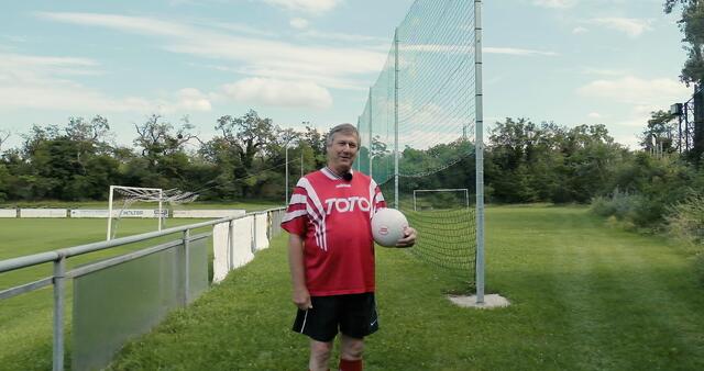 Bezirksvorsteher Erich Hohenberger freut sich, wenn 2021 wieder Fußball gespielt werden kann. | Foto: BV3
