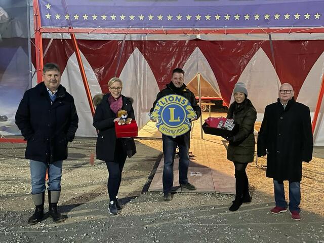 Von links: Werner Vatier (LC Linz 2000)  Anke Merkl (Lions Zonenleiterin), Louis Knie Junior,  Helen Wu (Präsidentin LC Linz Primavera), Manfred Holzinger (3. Vizegovernor Lions Distrikt 114 Mitte)
 | Foto: Lions Club