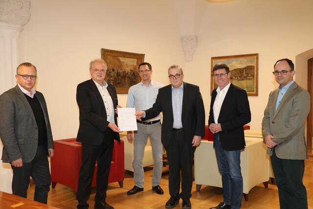Vertragsunterzeichnung zwischen Stadt Krems und EVN Wärme GmbH: GF Alfred Freunschlag, Bgm. Reinhard Resch, Projektleiter Christian Domes, GF Gerhard Sacher, Vizebürgermeister Erwin Krammer, Georg Wölfl.  | Foto: Stadt krems