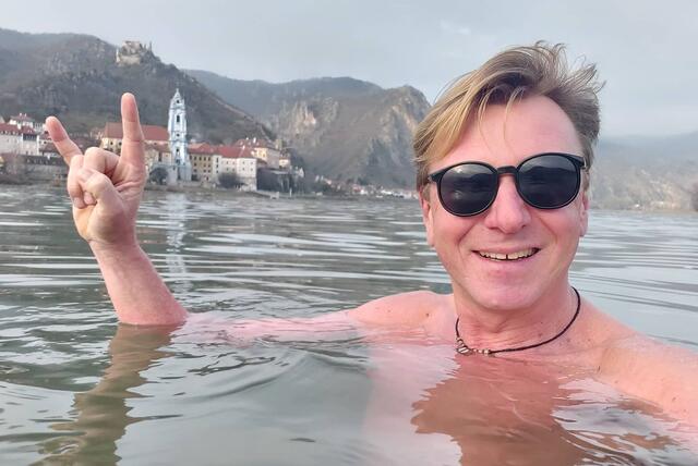 Stefan Szing zeigt vor, dass man auch bei Graden um den Nullpunkt in der Donau schwimmen kann.  | Foto: Szing