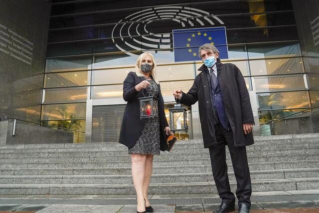 ÖVP-Delegationsleiterin und Mitglied der EVP-Fraktion Angelika Winzig und EU-Parlamentspräsident David Sassoli bei der Übergabe des Friedenslichts. | Foto: Fotocredit: © European Union 2020 - Source : EP