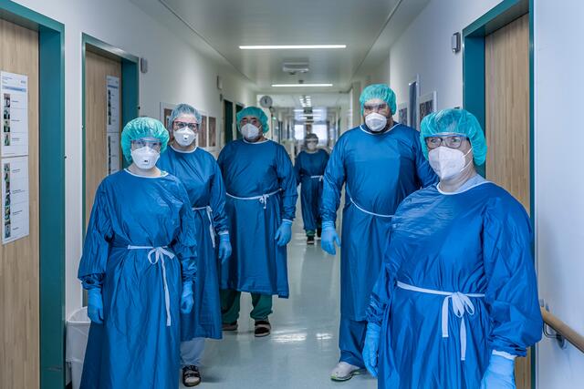 Die Klinikums-Mitarbeiter stehen bei der Bekämpfung der Pandemie an der vordersten Front. Mit viel Herz, Engagement und Flexibilität sind sie täglich im Einsatz für die Gesundheit der Patienten. | Foto: Klinikum Wels-Grieskirchen / Nik Fleischmann 