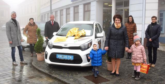 Obmann Richard Reiter, Monika Knödlstorfer, GF Ernst Kaltenecker (Kia Gruber), Bürgermeisterin Ludmilla Etzenberger mit den EnkelKindern Simon und Clara, Obmann Stv.  Ulrike Huber und Notarin Claudia Marady | Foto: Foto: Gföhler Wirtschaft