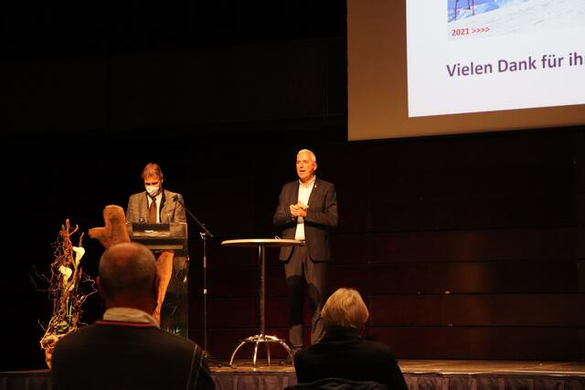 TVB-Direktor Martin Ebster und TVB-Obmann Josef Chodakowsky bei der Vollversammlung im Arlberg WellCom. | Foto: Siegele