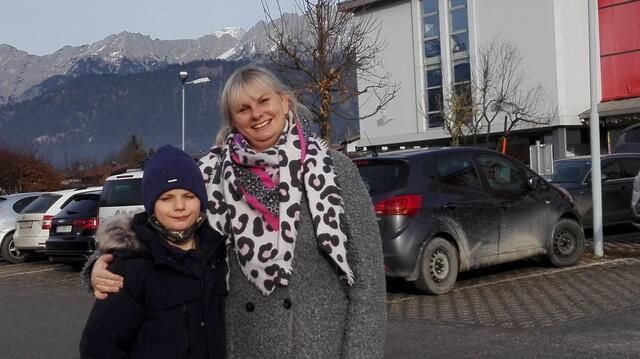 "Einziger Vorsatz ist, das neue Jahr positiv anzufangen, das gelingt. Ansonsten nehme ich mir nichts vor", sagt Martina Kaltenhauser mit Sohn, Saalfelden.