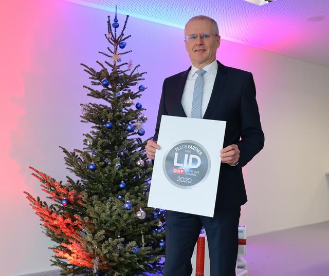 Geschäftsführer Wolfgang Sageder mit dem Platin Partner Siegel. | Foto: Berner