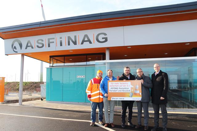 Dietmar Edel, Autobahnmeister Bruck/L., Projektleiter Harald Mayer, Infrastrukturlandesrat Mag. Heinrich Dorner, ASFINAG-GF DI Alexander Walcher, ASFINAG-GF DI Andreas Fromm  | Foto: LMS  Burgenland